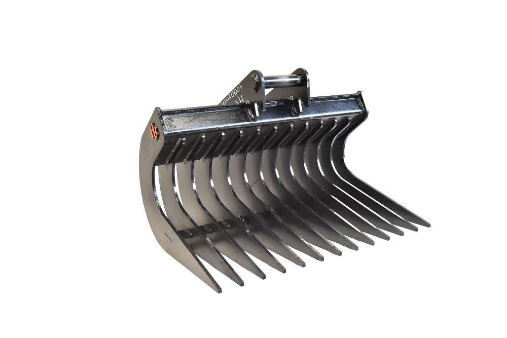 Robuster Roderechen für Bagger im Einsatz, ideal für Wurzelentfernung und Bodenbearbeitung, erhältlich bei Heinz Baumaschinen.