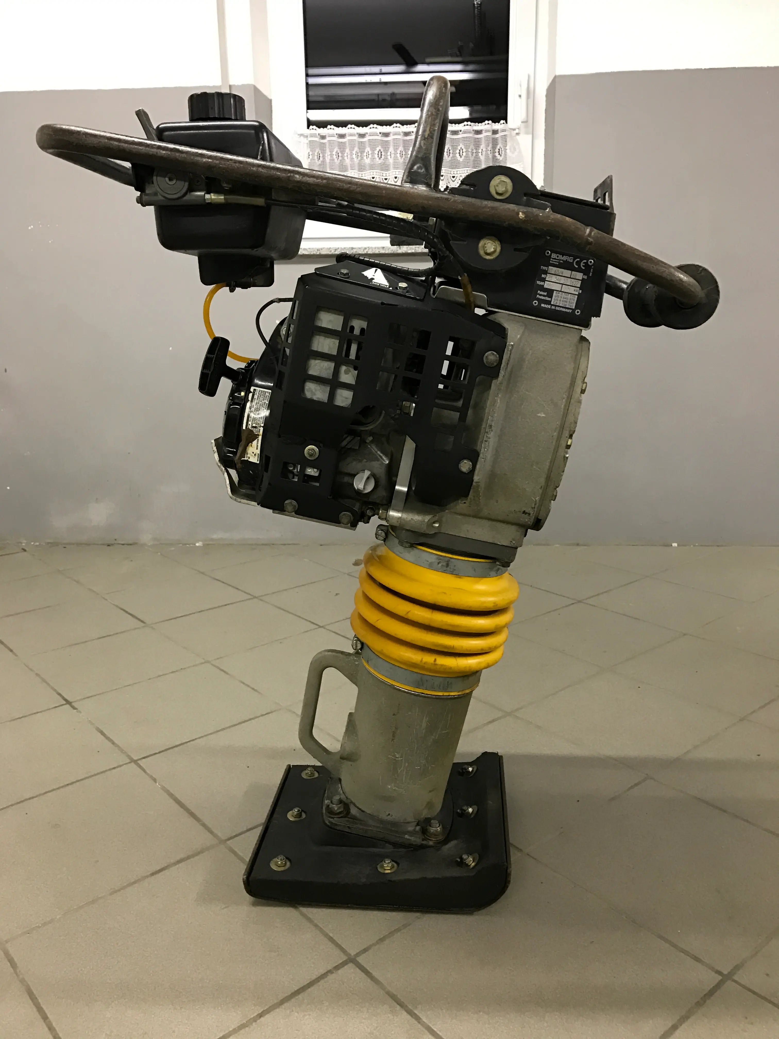 Tieflöffel, Reißzahn Heinz Baumaschinen Bagger mit hydraulischem Grabenräumlöffel von Heinz Baumaschinen – hochwertige Anbaugeräte für Baumaschinen.