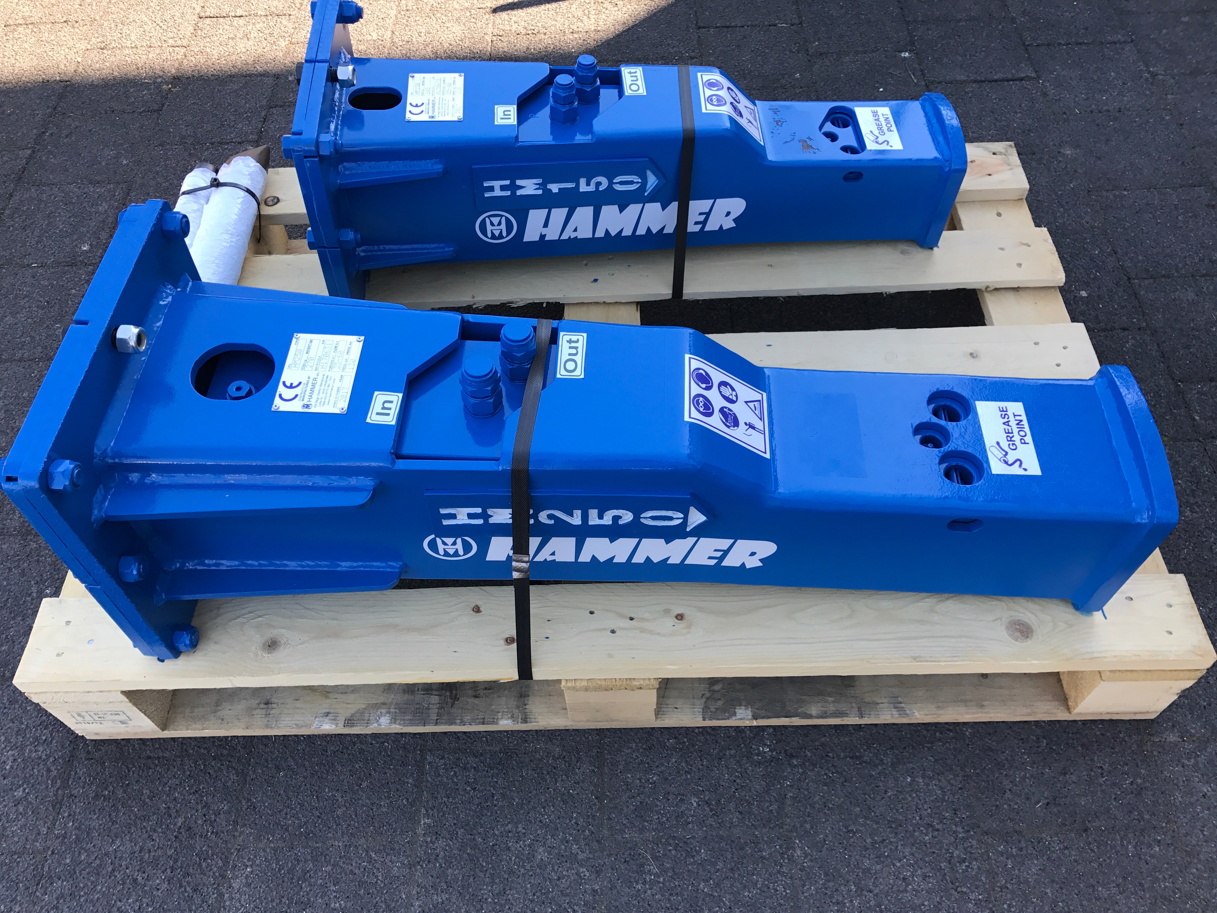 Leistungsstarker Bagger mit Spezialanbaugerät von Heinz Baumaschinen – Ihr Partner für Baumaschinen und Zubehör.