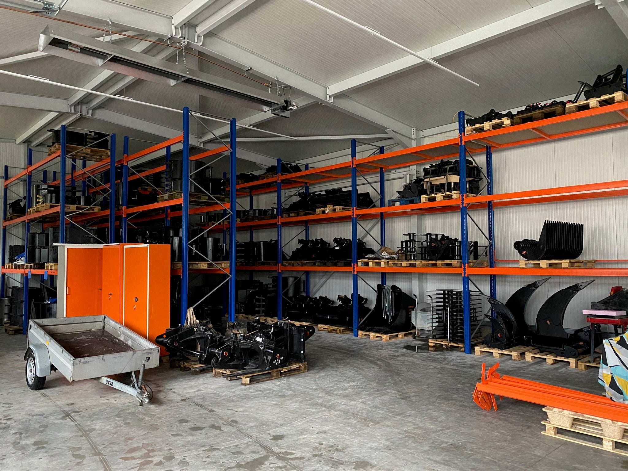 Professioneller Bagger mit hydraulischem Grabenräumlöffel von Heinz Baumaschinen – optimale Lösungen für Bauvorhaben.