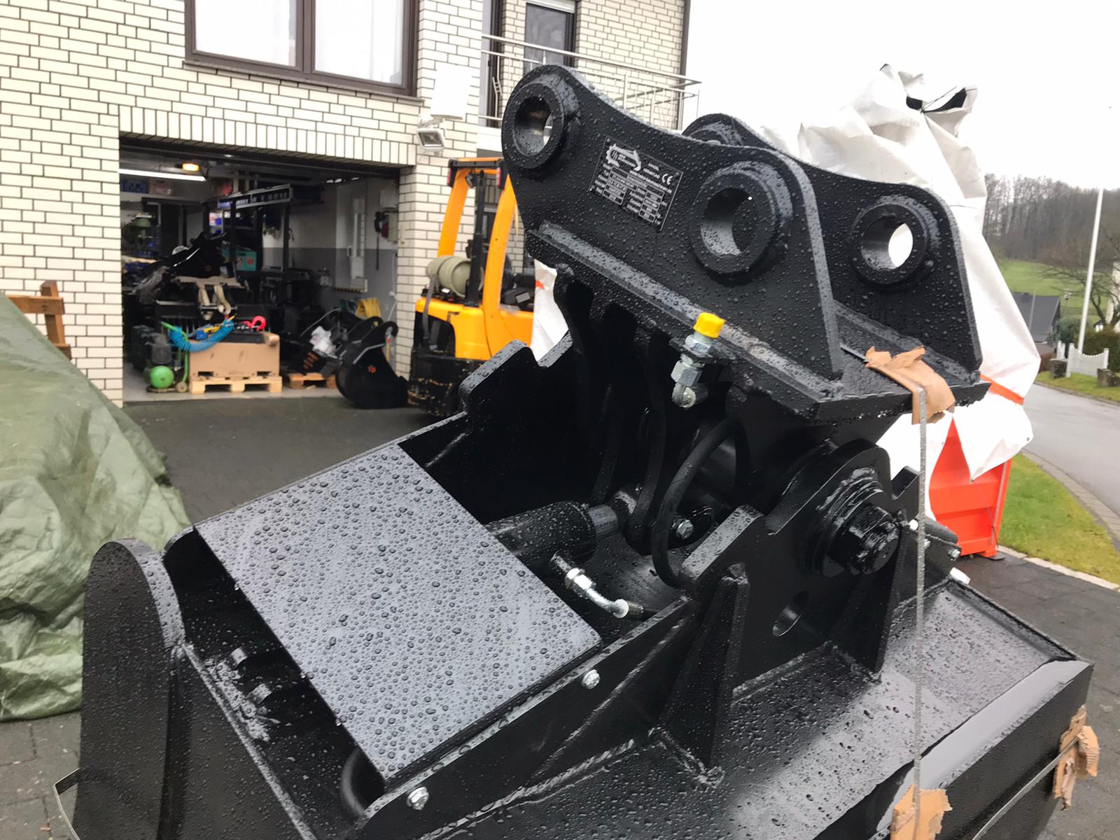 Moderner Bagger mit hydraulischem Grabenräumlöffel von Heinz Baumaschinen – leistungsstarke Anbaugeräte für effiziente Bauprojekte.